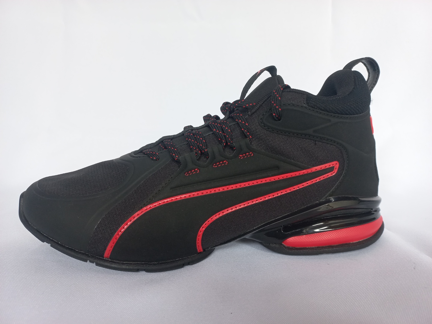 Puma Axelion Mid negros con rojo