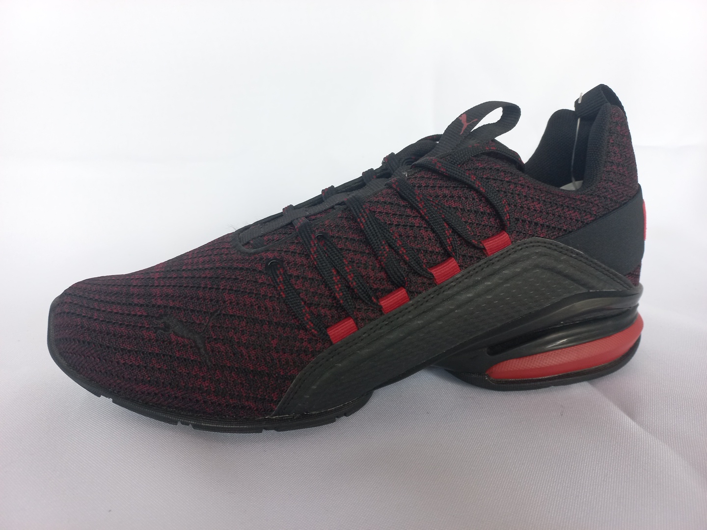 Puma Axelion negros con rojo