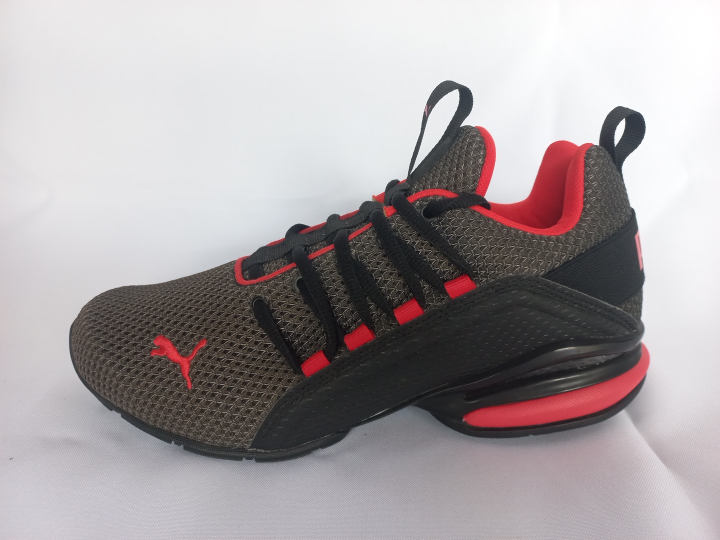 Puma Axelion grises con rojos