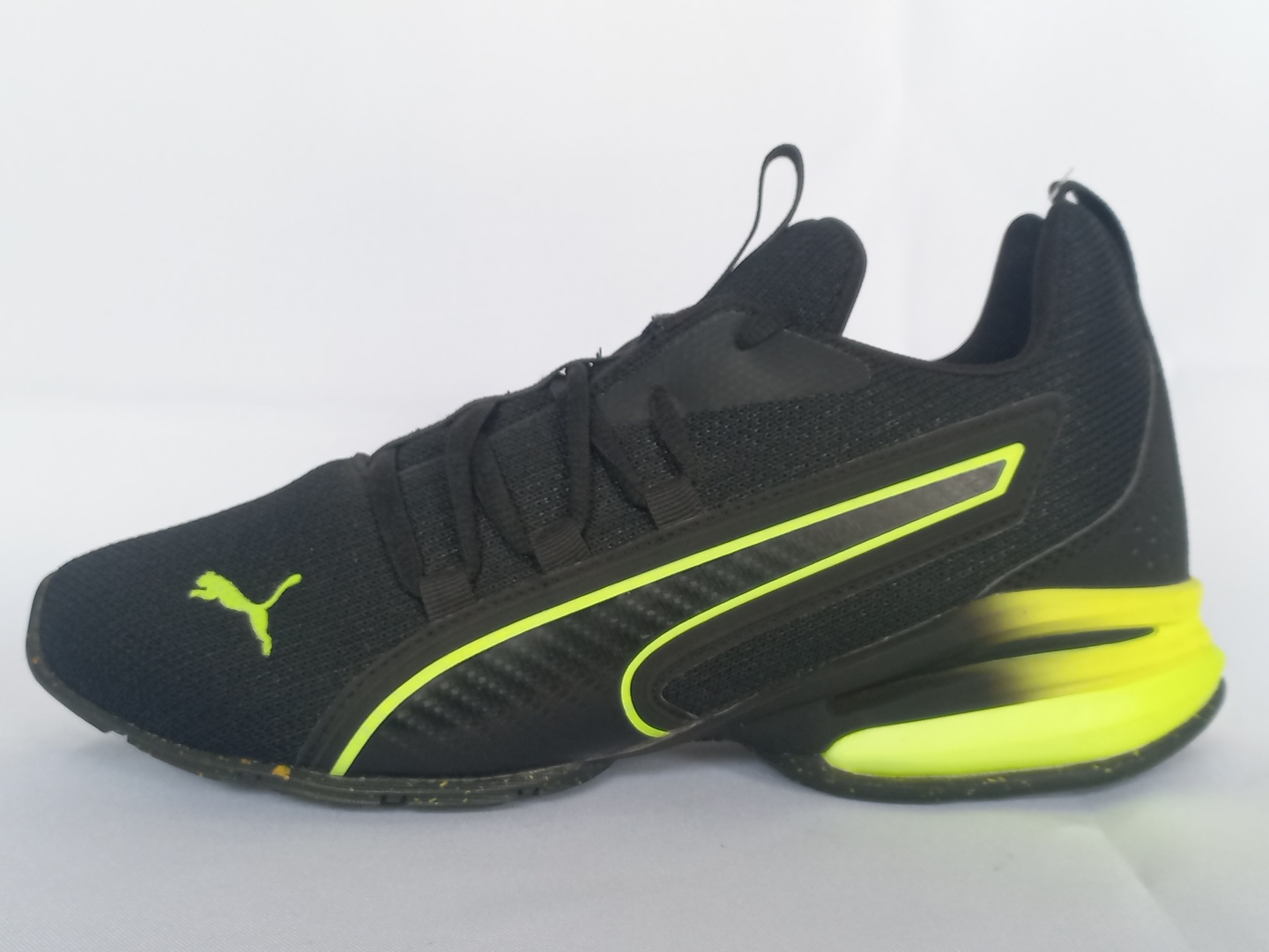 Puma Axelion Negros con verde y amarillo