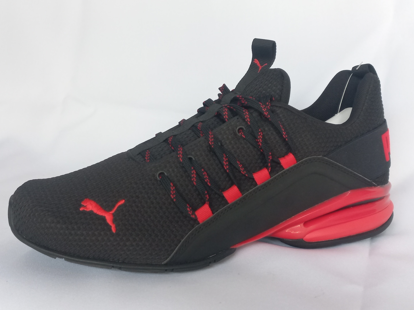 Puma Axelion negros con rojo