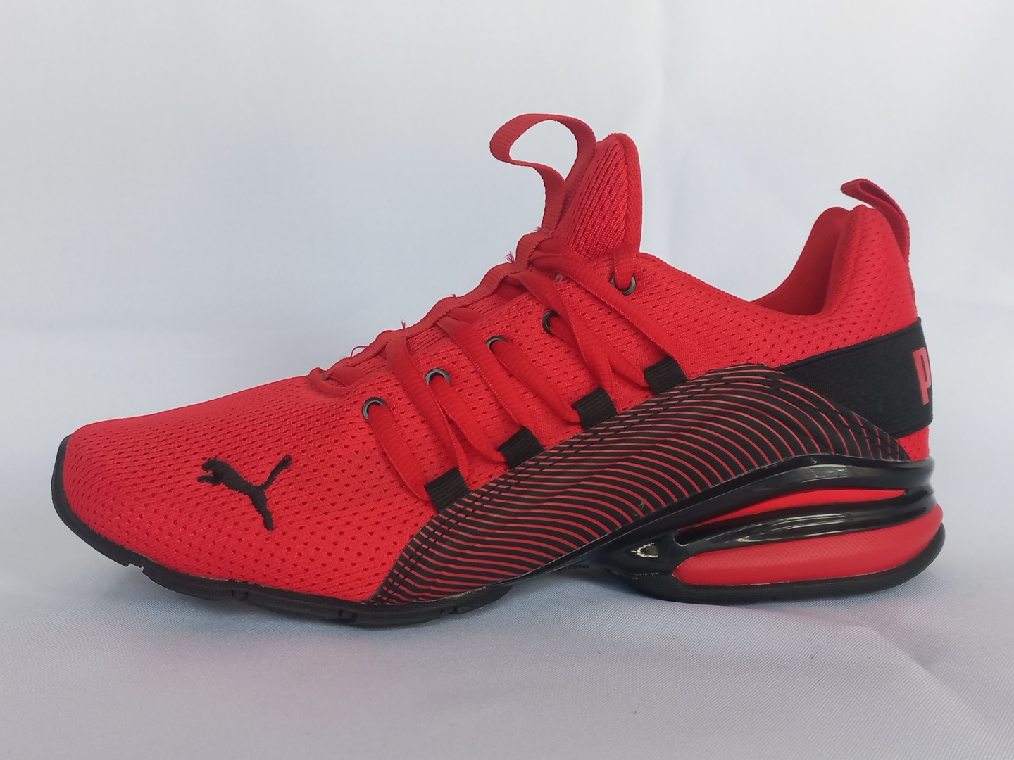 Puma Axelion Rojos con detalles en negro