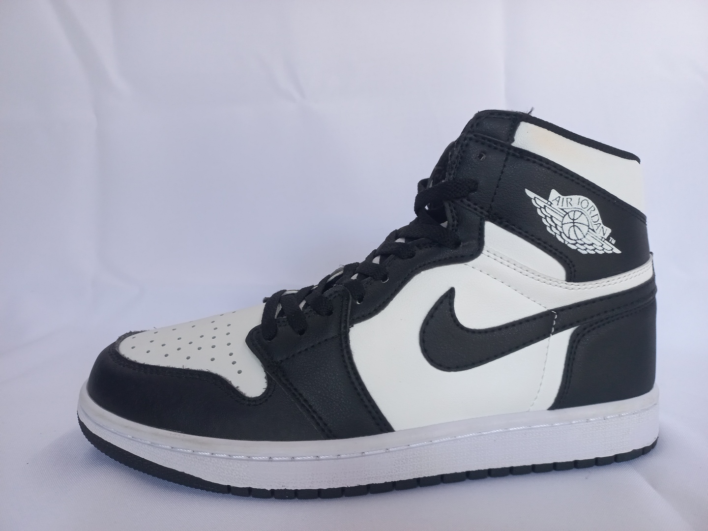 Air Jordan 1 Retro High OG Black / White