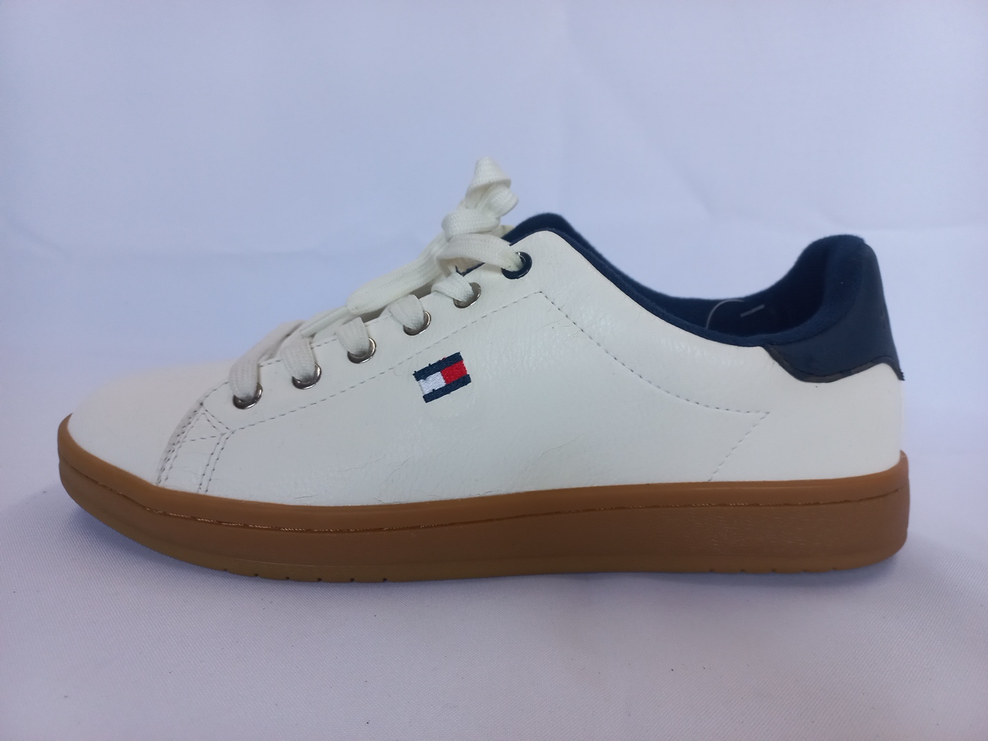 Tommy Hilfiger Lendar blancos con café y azul