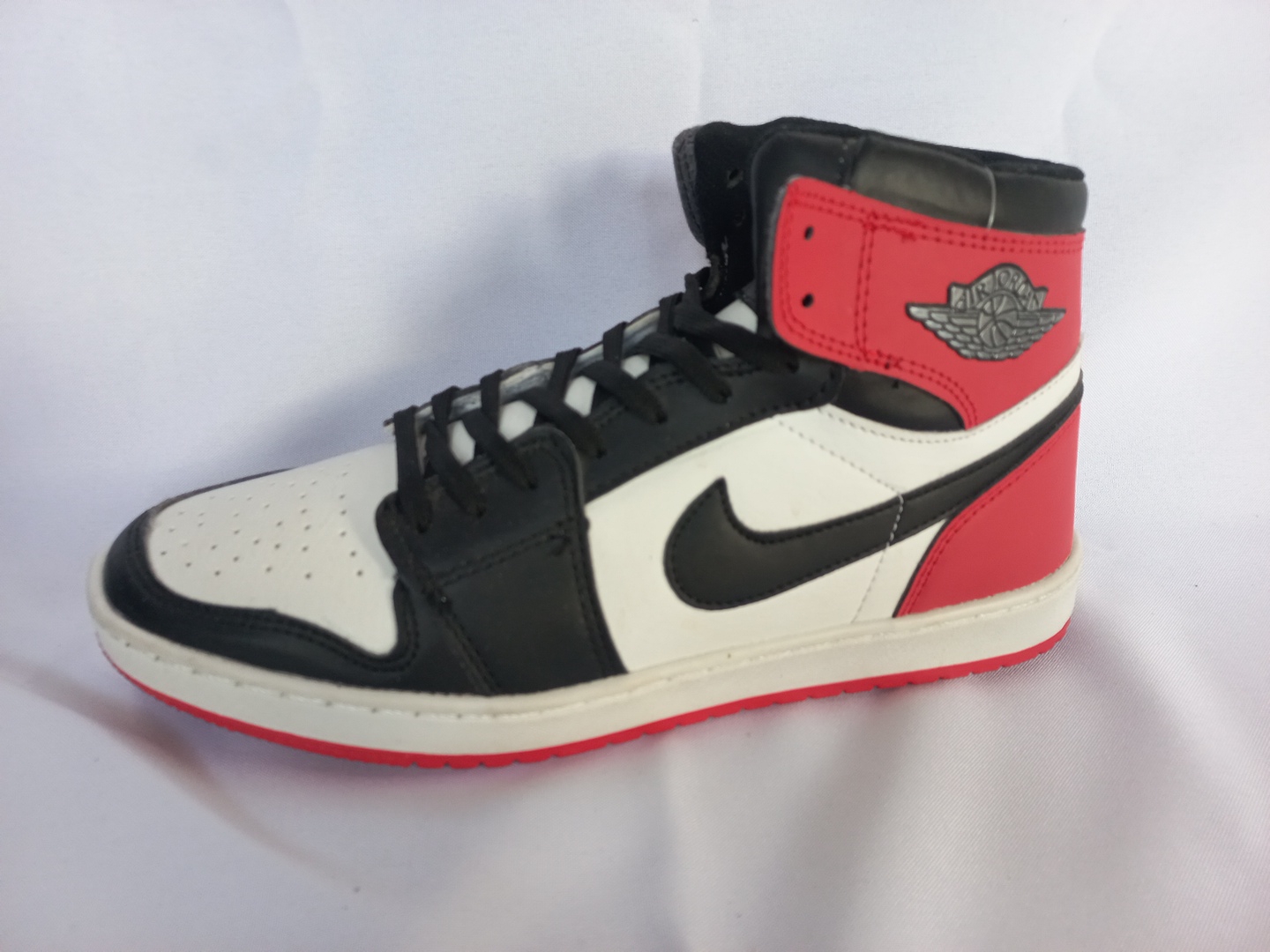 Air Jordan 1 Retro High OG "Black Toe"