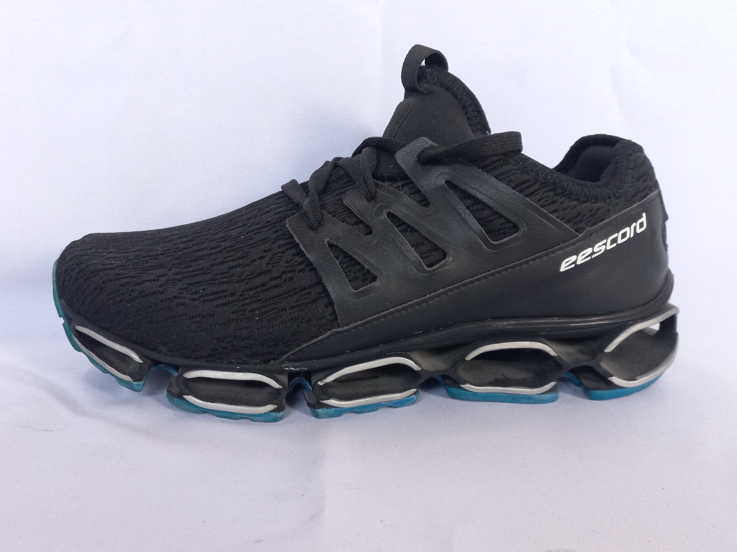 Eescord Running negros con blanco con estabilizador de plastico para agujetas