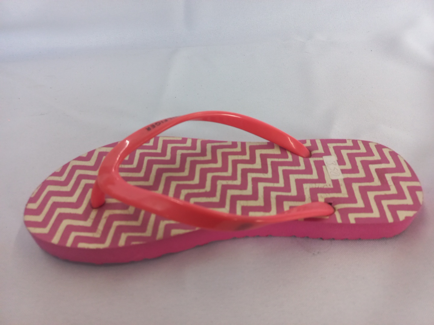 Tommy Hilfiger chanclas color rosa con patron zigzag blanco