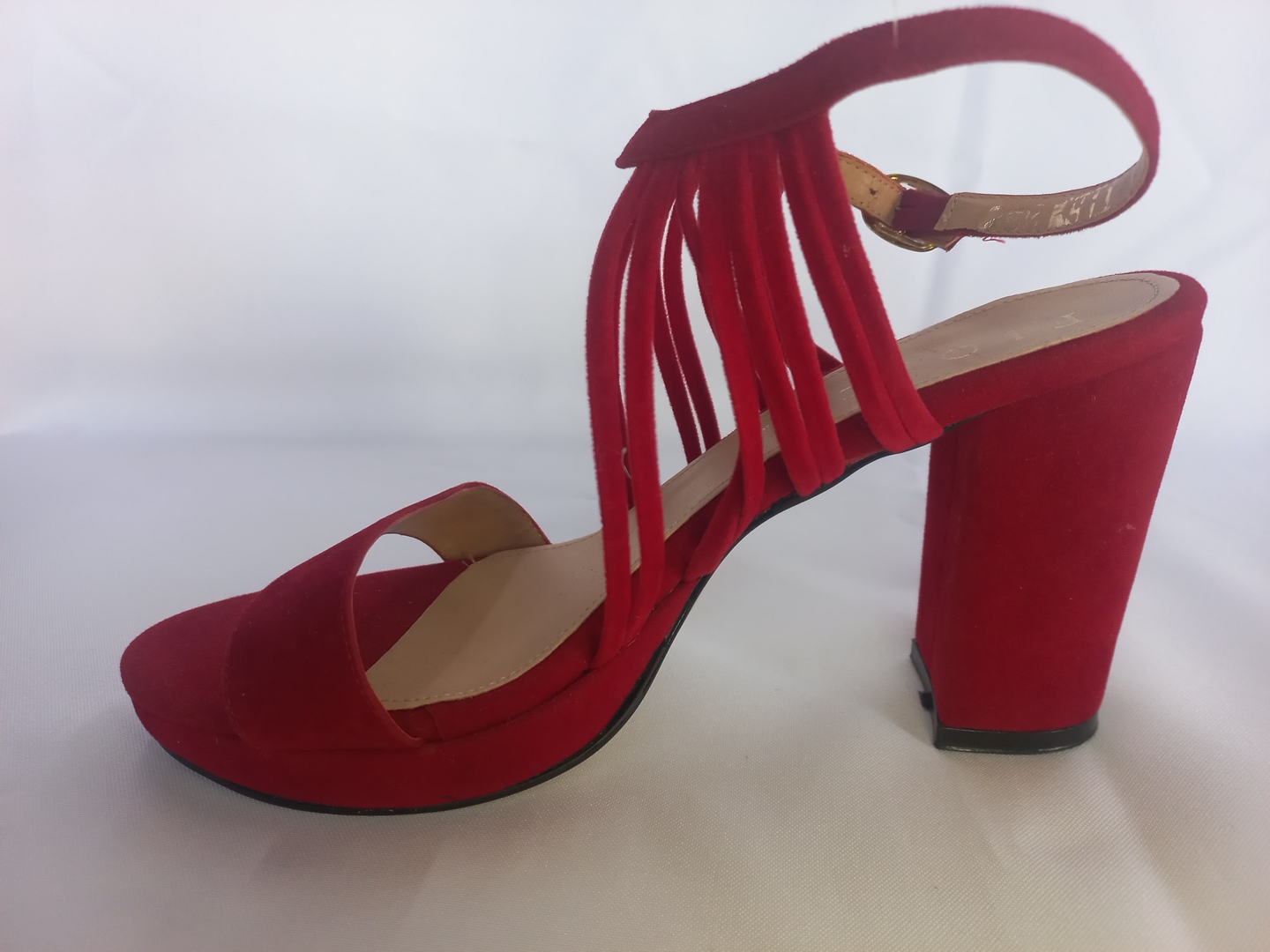 Calzado Ahara Tacones rojos de tiras multiples y correa de tobillo