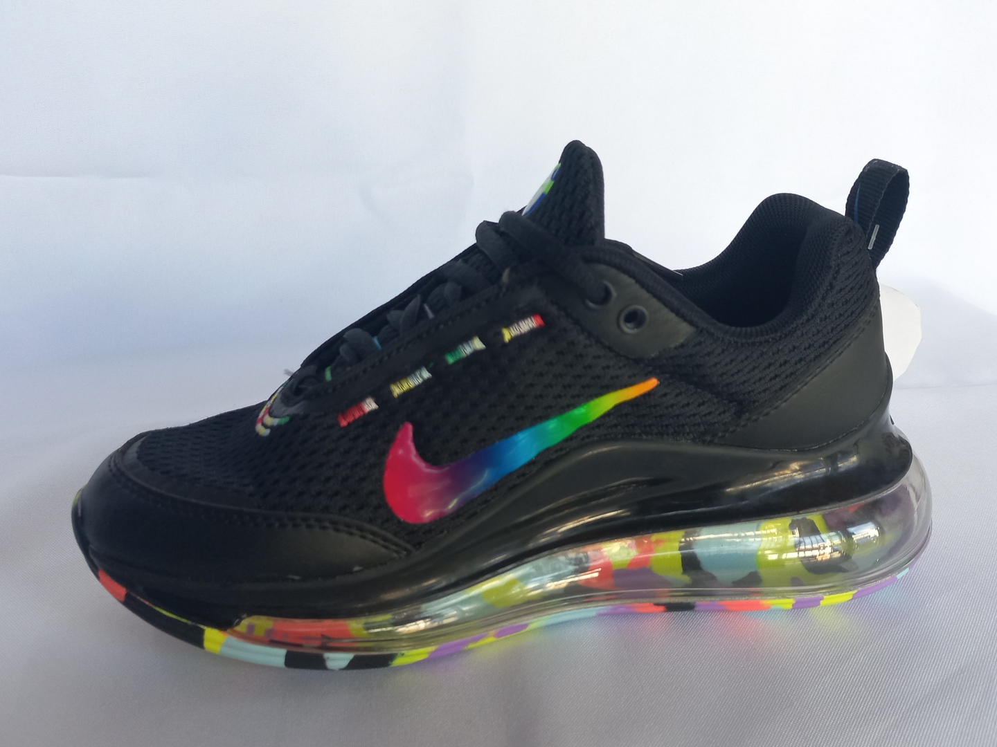 Nike Air Max 270 negro con detalles multicolor