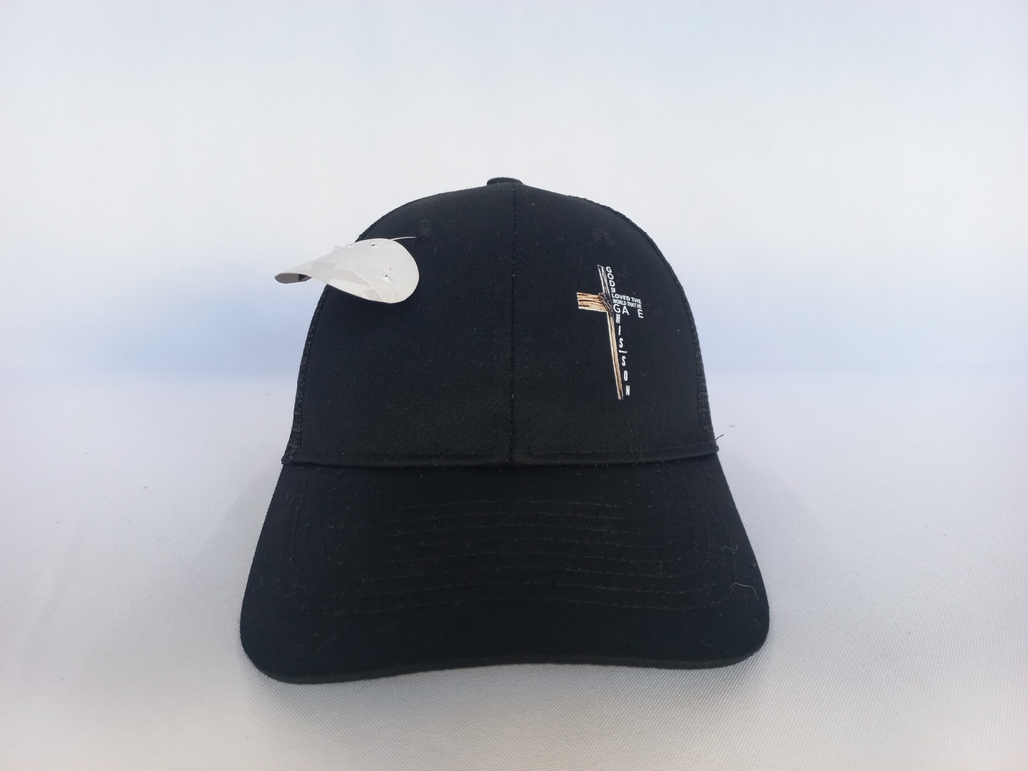 Gorra negra con cruz